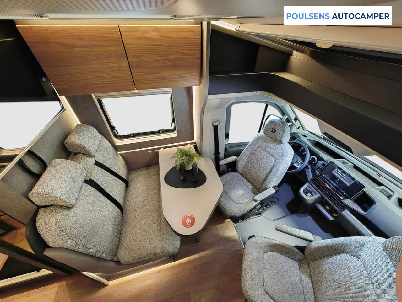 Salon intérieur du camping-car semi-intégré Dethleffs Globebus Performance T 46 4X4 2026 avec banquettes confortables et table centrale