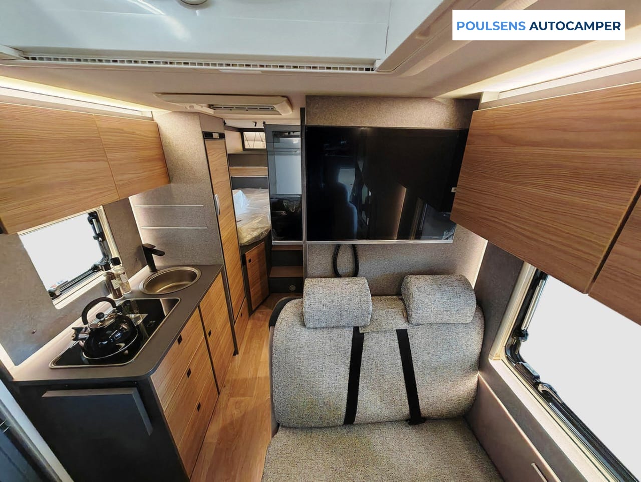 Cuisine du camping-car semi-intégré Dethleffs Globebus Performance T 46 4X4 2026 avec réfrigérateur à compresseur 131 L, rangements, fenêtre et éclairage LED