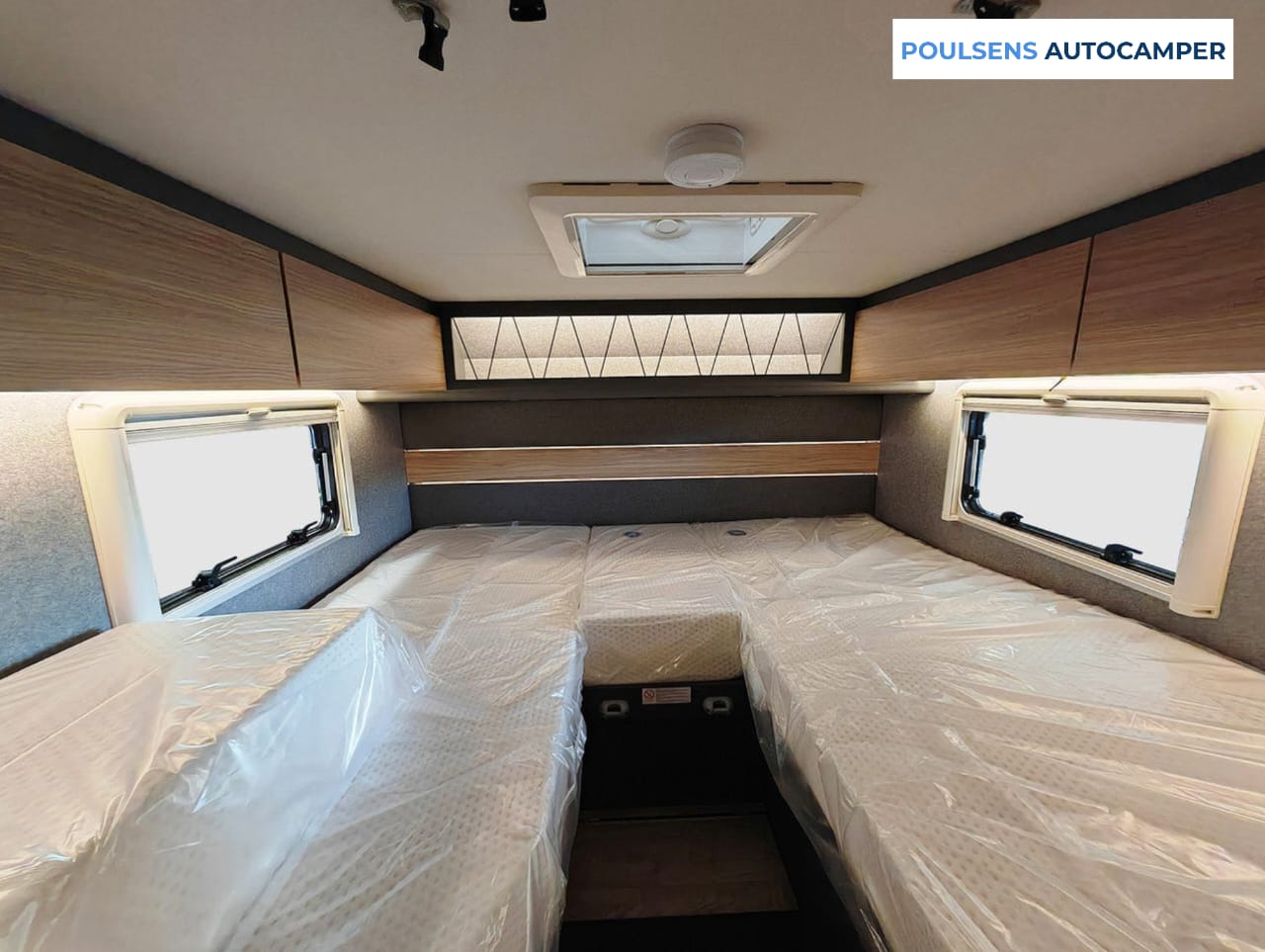 Espace couchage du camping-car semi-intégré Dethleffs Globebus Performance T 46 4X4 2026 avec lit double confortable