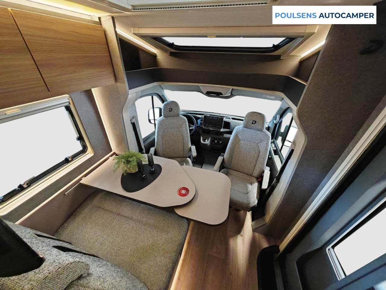 Salon intérieur du camping-car semi-intégré Dethleffs Globebus Performance T 46 4X4 2026 avec banquettes confortables et table centrale