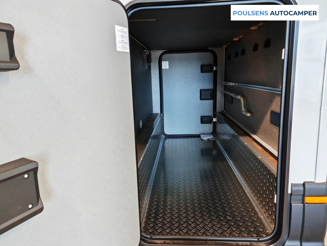 Vue intérieure  du camping-car semi-intégré Dethleffs Globebus Performance T 46 4X4