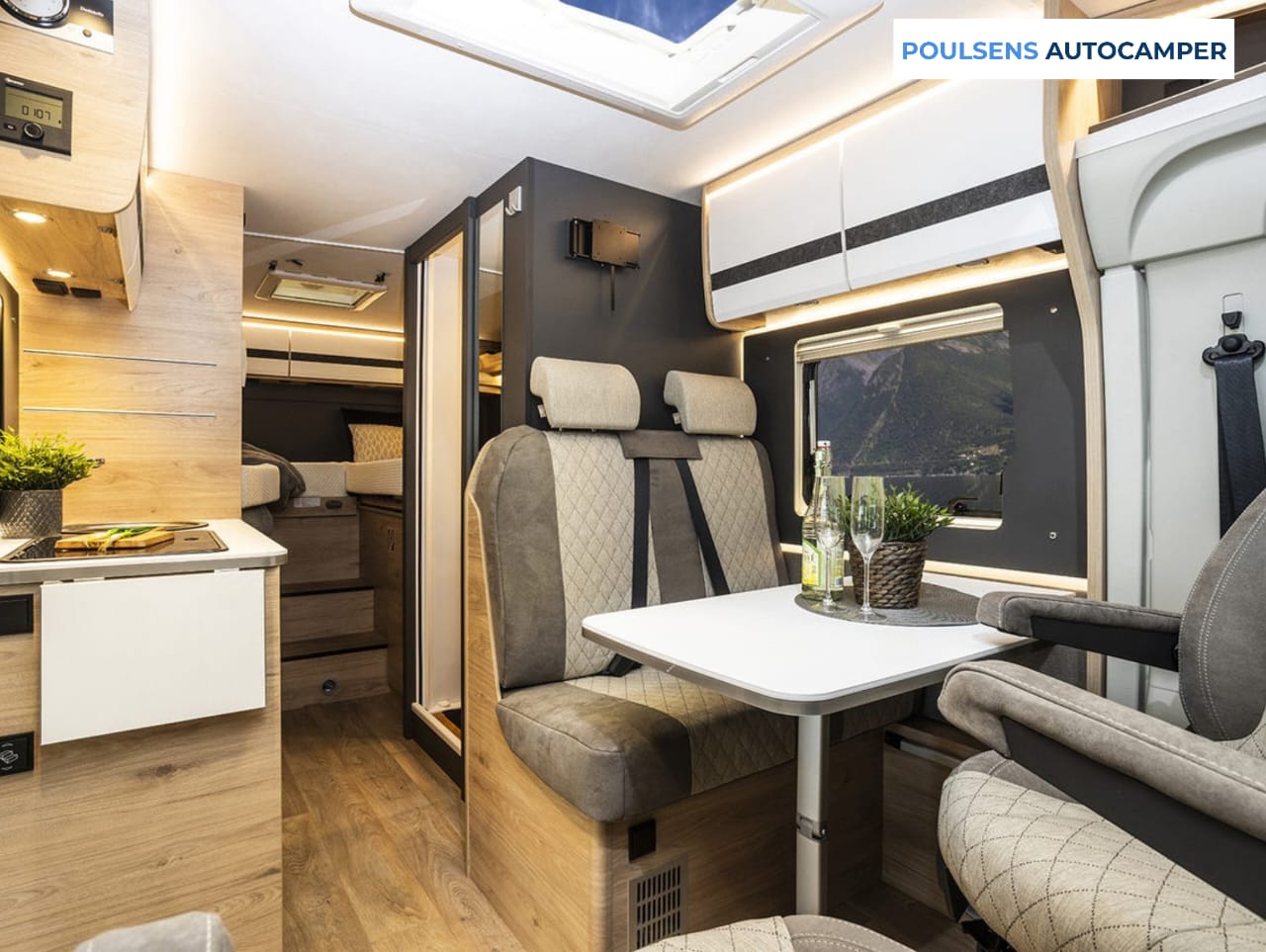 Salon intérieur du camping-car semi-intégré Dethleffs Globebus Camp Active T 4 2026 avec banquettes confortables et table centrale