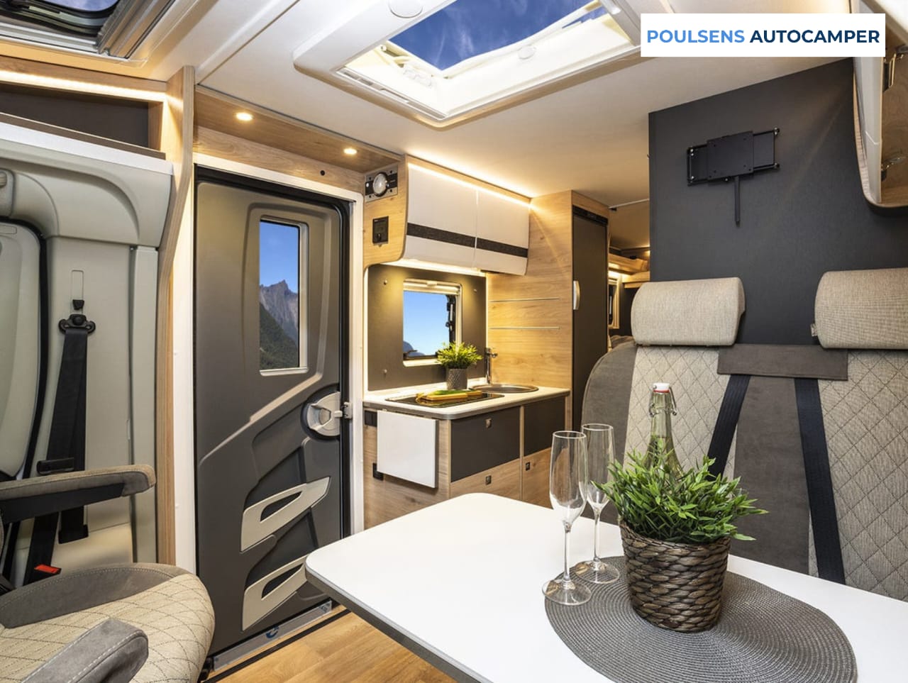 Salon intérieur du camping-car semi-intégré Dethleffs Globebus Camp Active T 4 2026 avec banquettes confortables et table centrale