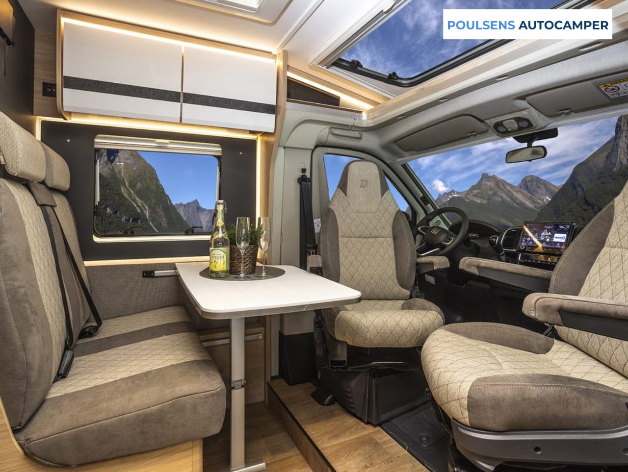 Salon intérieur du camping-car semi-intégré Dethleffs Globebus Camp Active T 4 2026 avec banquettes confortables et table centrale