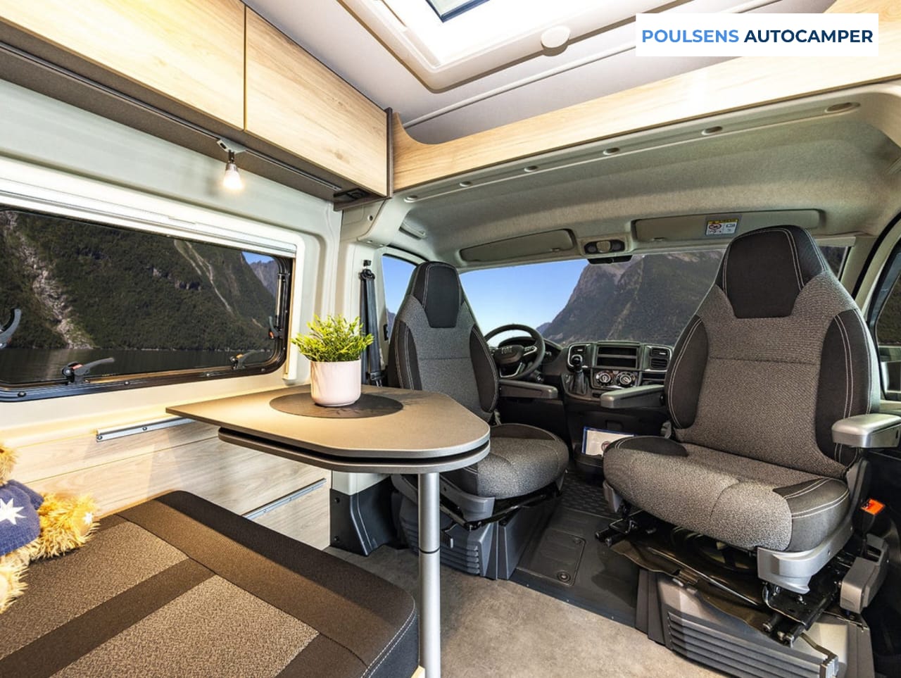 Cabine avant du camping-car urbain Dethleffs Globetrail 640 ES 2026 avec siège chauffeur, volant multifonction et siège passager