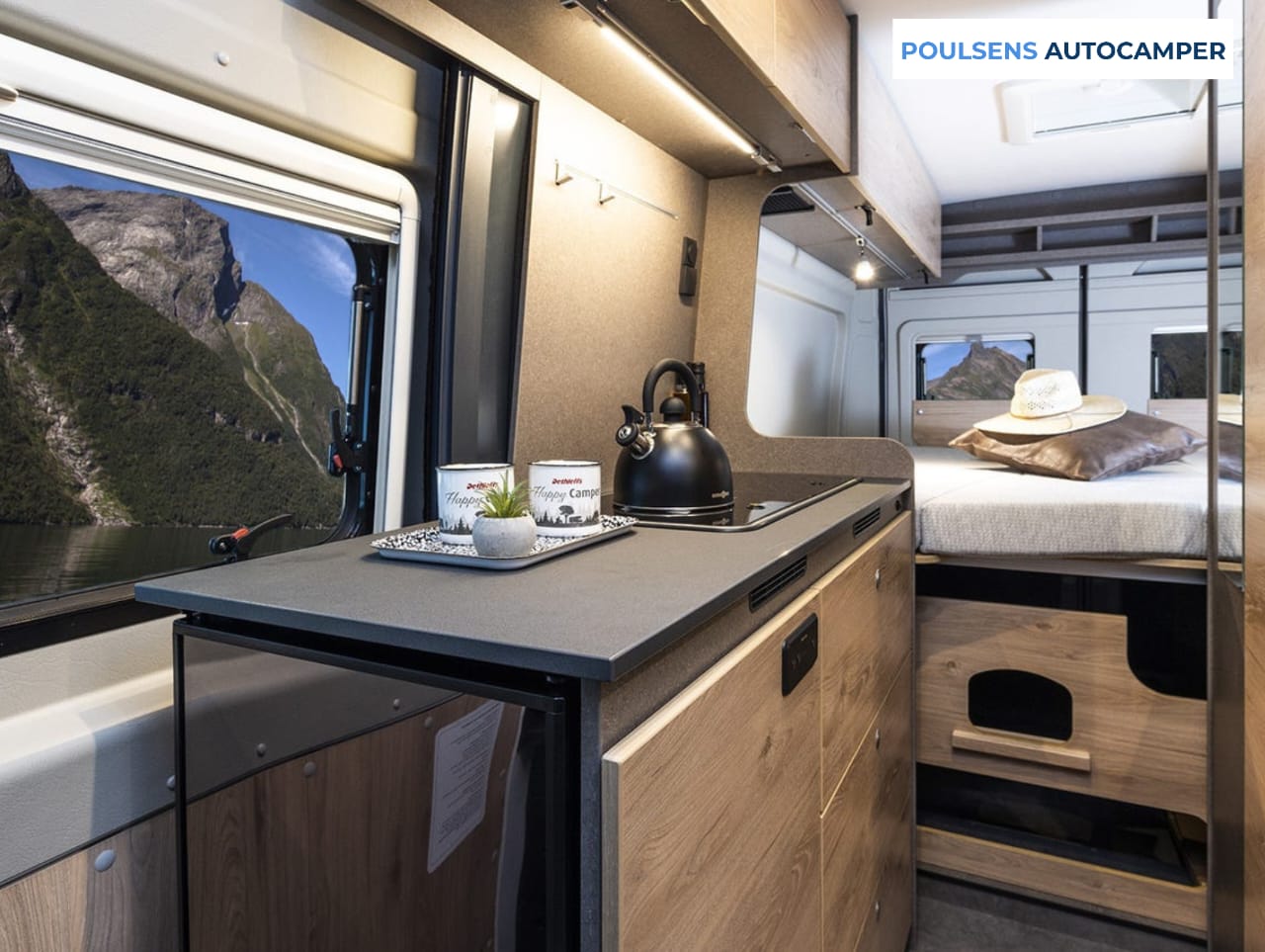 Cuisine du camping-car urbain Dethleffs Globetrail 640 ES 2026 avec réfrigérateur pratique, rangements et éclairage LED