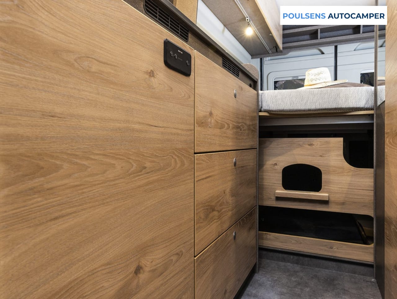 Salle de bain compacte du camping-car urbain Dethleffs Globetrail 640 ES 2026 avec lavabo, rangements et fenêtre