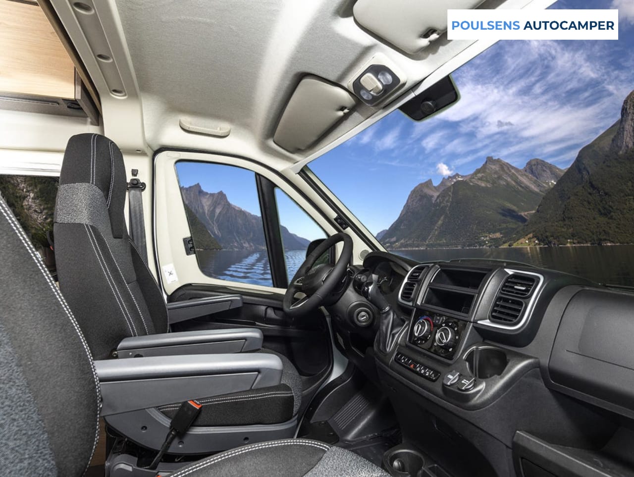 Cabine avant du camping-car urbain Dethleffs Globetrail 640 ES 2026 avec siège chauffeur, volant multifonction et siège passager