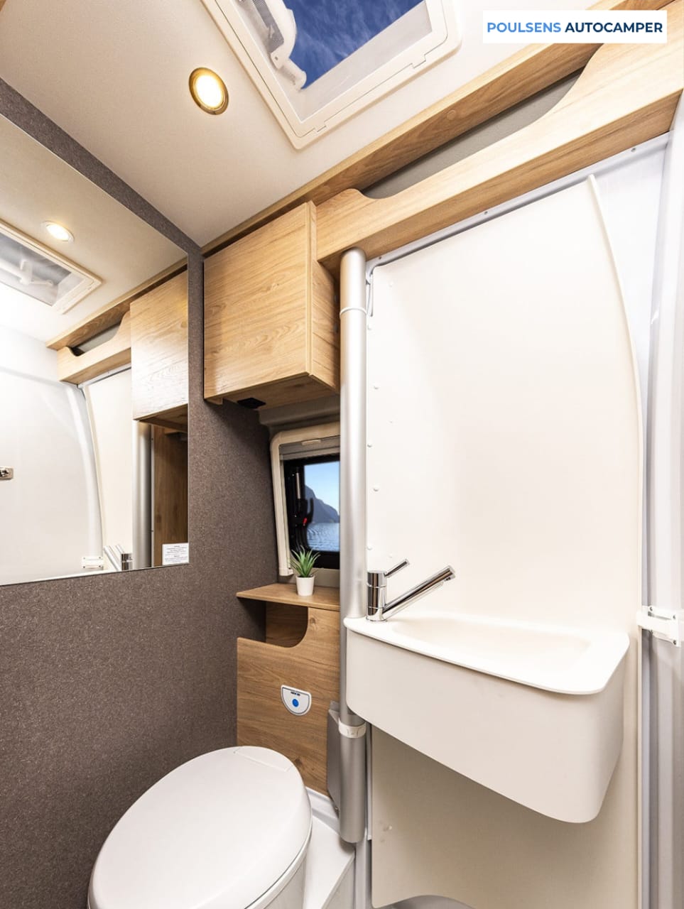 Salle de bain compacte du camping-car urbain Dethleffs Globetrail 640 ES 2026 avec lavabo, rangements et fenêtre
