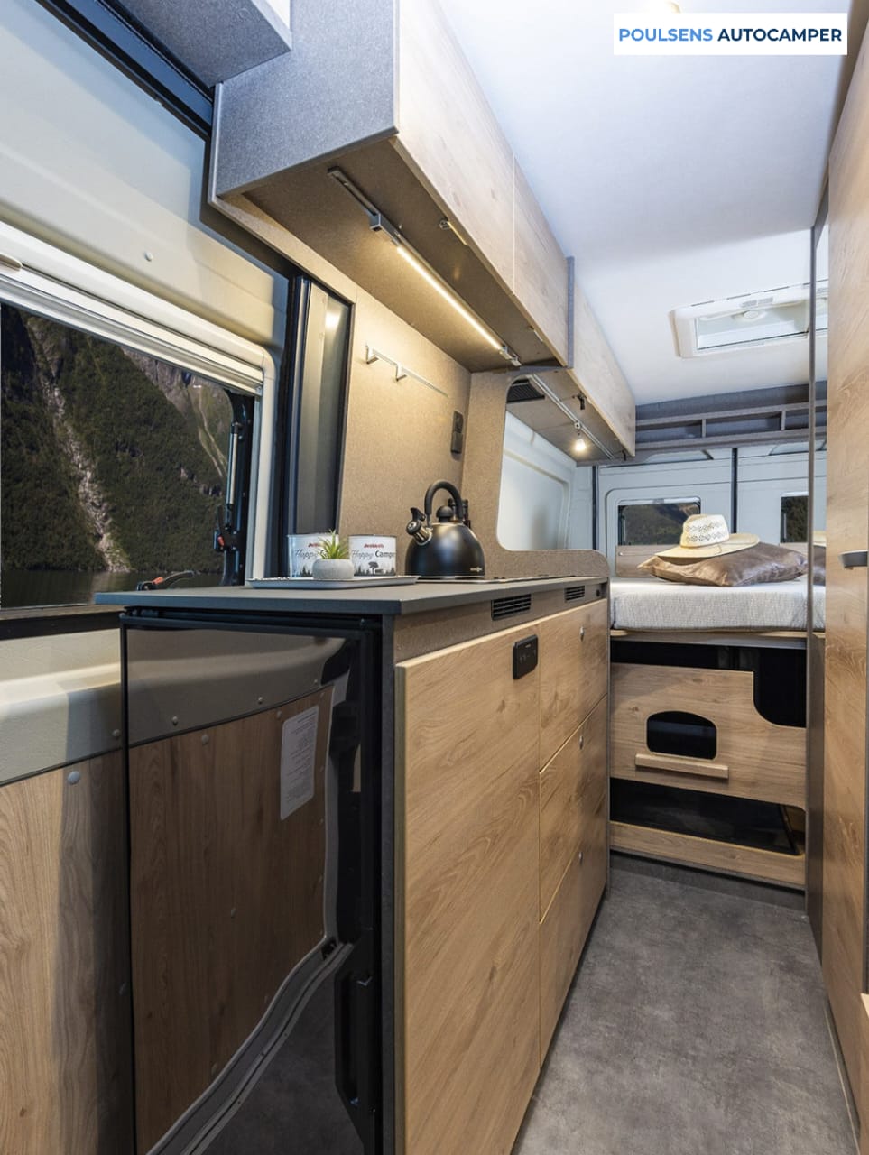 Cuisine du camping-car urbain Dethleffs Globetrail 640 ES 2026 avec réfrigérateur pratique, rangements et éclairage LED