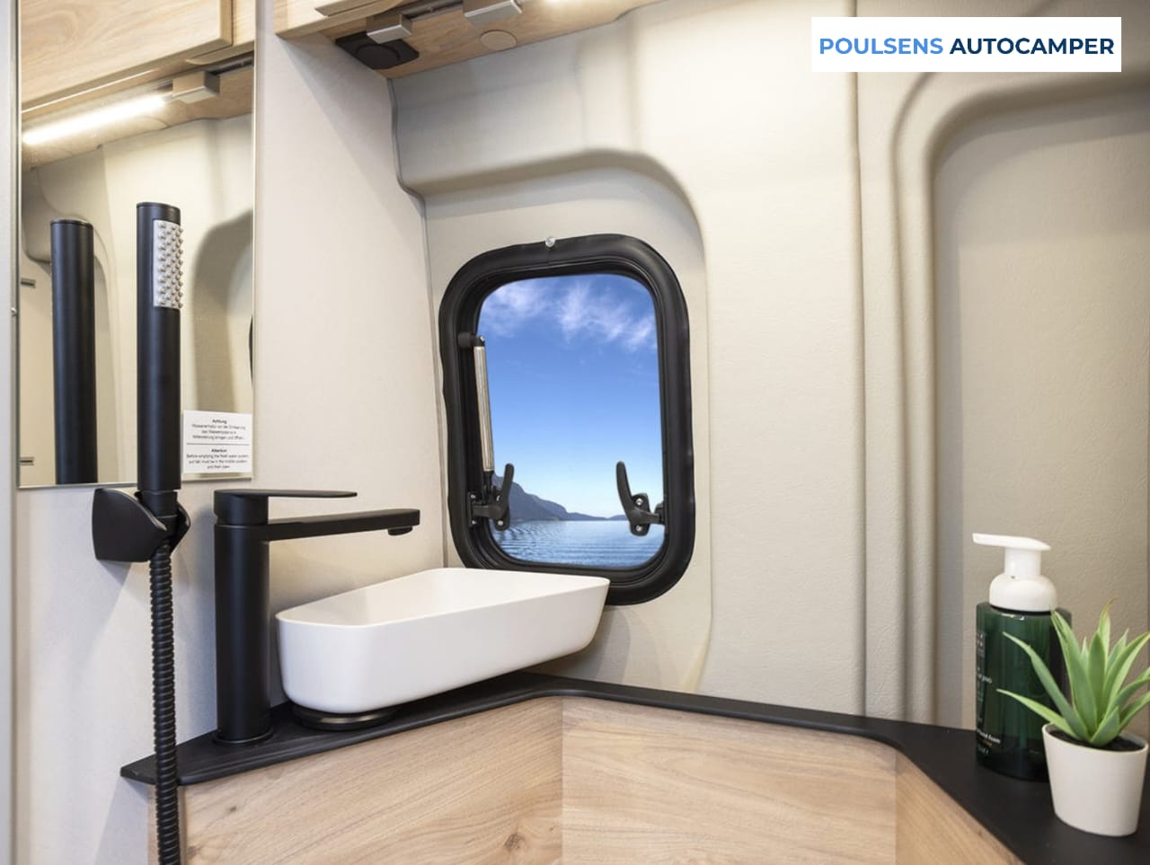 Salle de bain compacte du camping-car urbain Dethleffs GLOBETRAIL CVD 540 DR 2025 avec lavabo et rangements