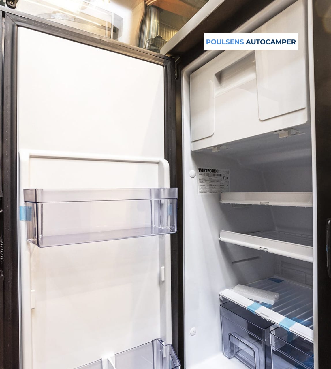 Cuisine du camping-car urbain Dethleffs GLOBETRAIL CVD 540 DR 2025 avec réfrigérateur et rangements