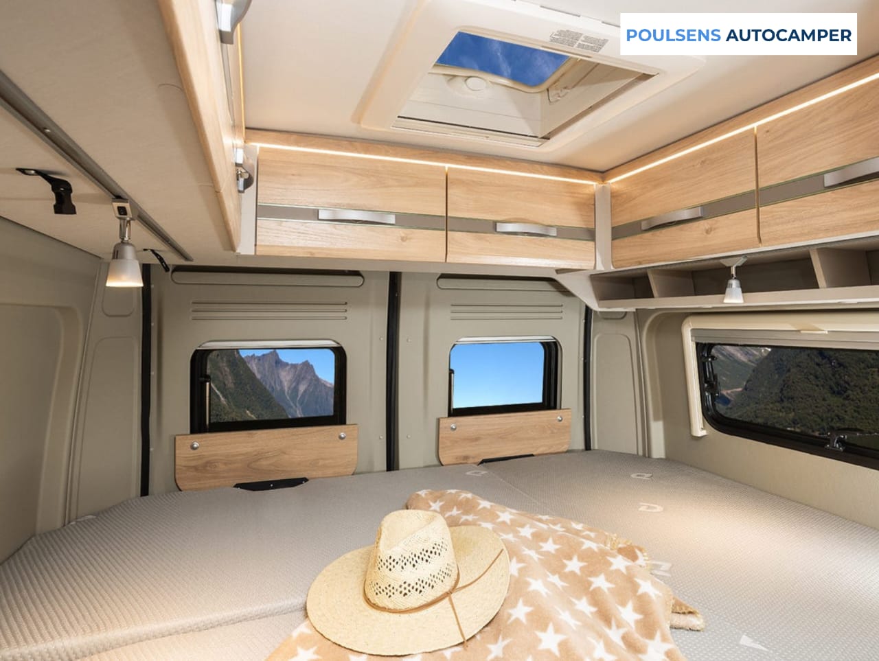 Espace couchage du camping-car urbain Dethleffs GLOBETRAIL CVD 600 DS 2025 avec lit transversal arrière