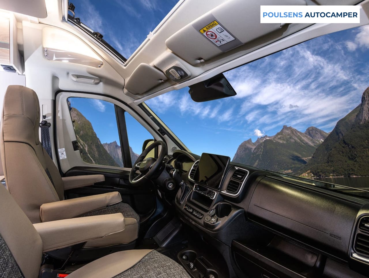 Cabine avant du camping-car urbain Dethleffs GLOBETRAIL CVD 600 DS 2025 avec sièges pilote et tableau de bord Fiat