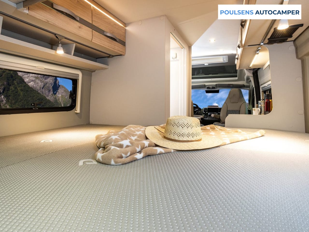 Espace couchage du camping-car urbain Dethleffs GLOBETRAIL CVD 600 DS 2025 avec lit transversal arrière