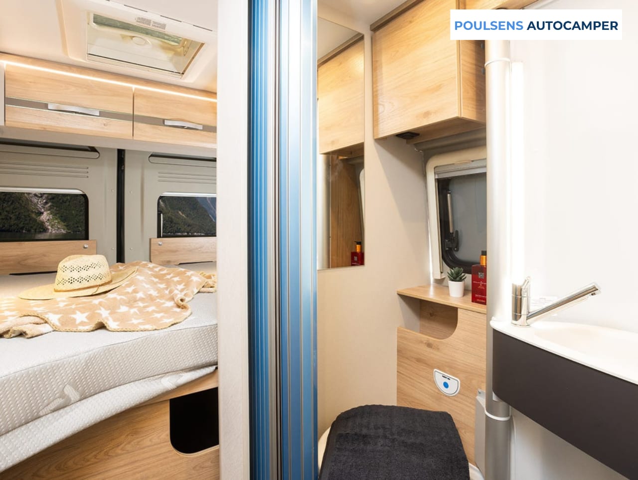 Espace couchage du camping-car urbain Dethleffs GLOBETRAIL CVD 600 DS 2025 avec lit transversal arrière