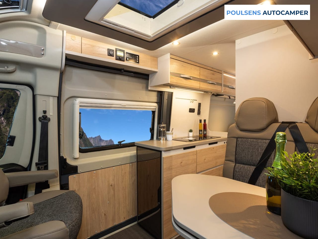 Salon intérieur du camping-car urbain Dethleffs GLOBETRAIL CVD 600 DS 2025 avec banquettes et éclairage LED