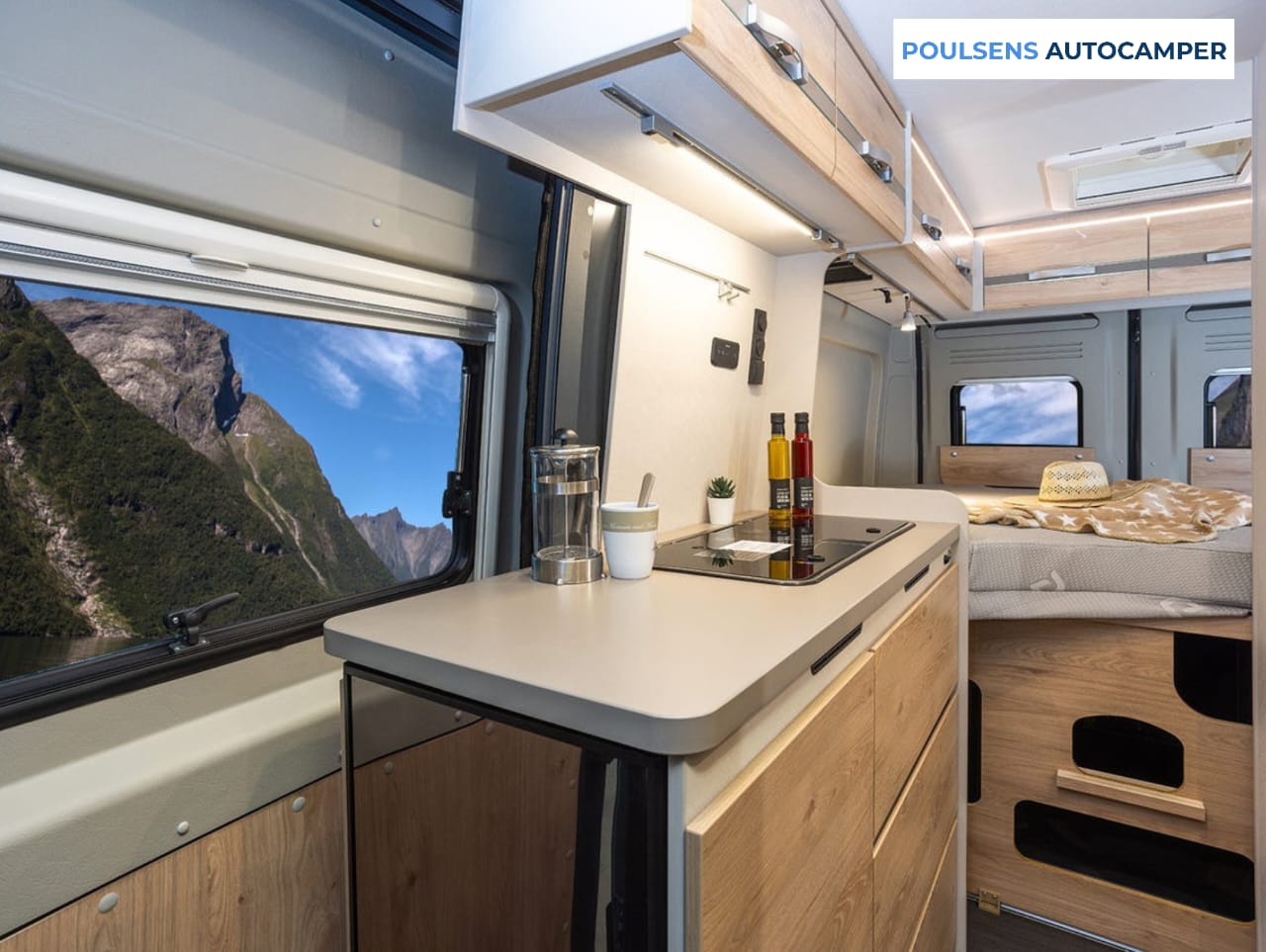 Cuisine du camping-car urbain Dethleffs GLOBETRAIL CVD 600 DS 2025 avec réfrigérateur et rangements