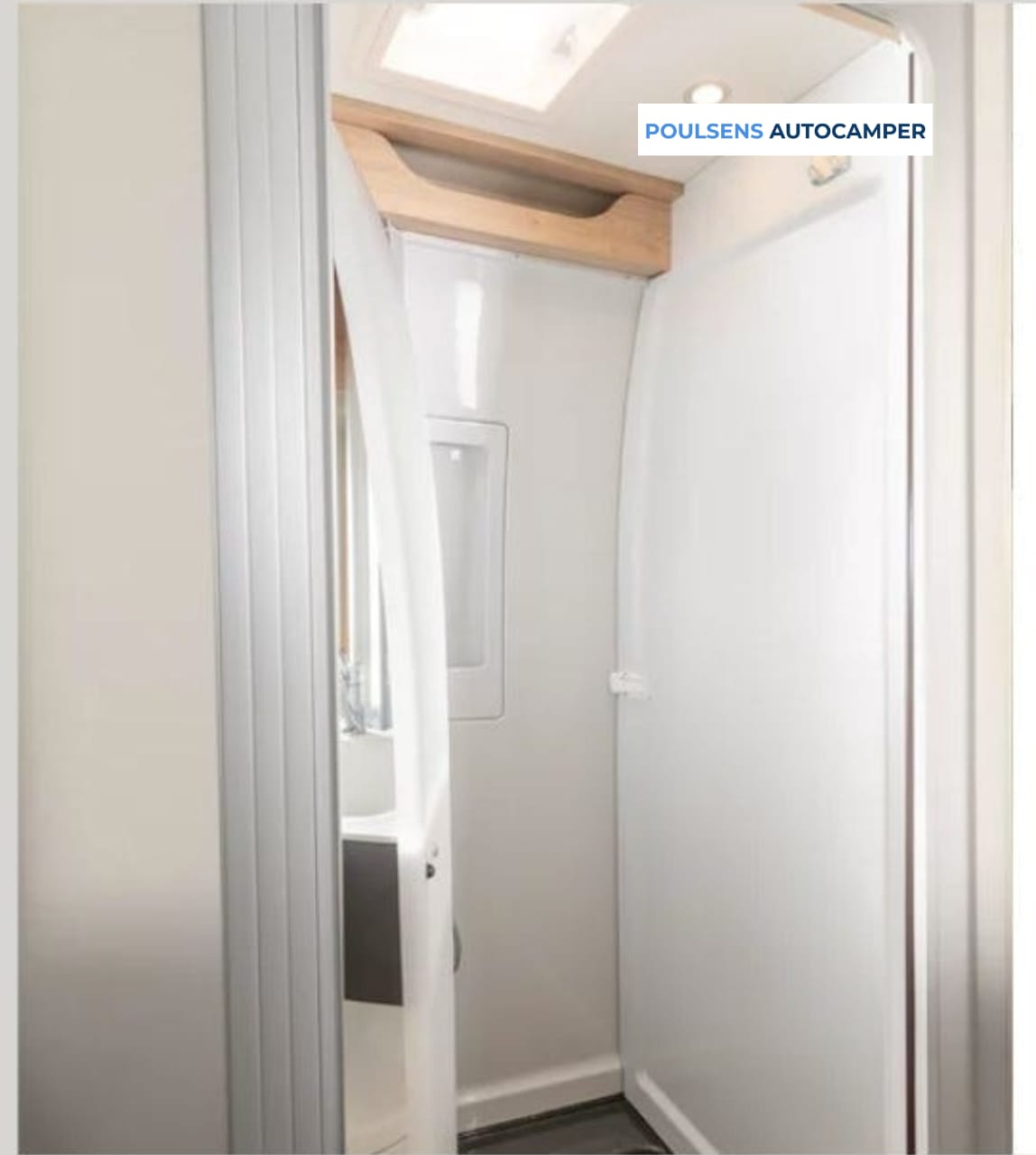 Salle de bain compacte du camping-car urbain Dethleffs GLOBETRAIL CVD 600 DS 2025 avec lavabo et rangements
