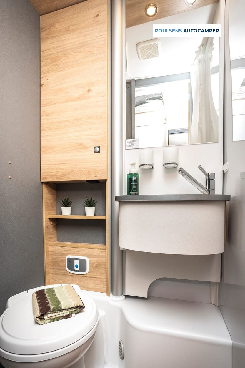 Salle de bain du camping-car semi-intégré Dethleffs JUST CAMP T 6812 EB 2024 avec douche séparée et cassette de toilettes