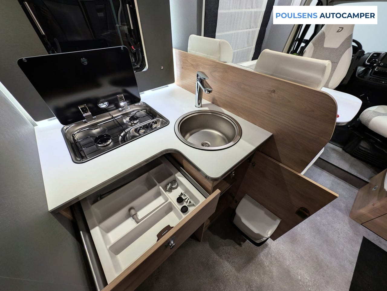 Cuisine du camping-car semi-intégré Dethleffs Just Camp T 7052 2026 avec réfrigérateur 137 L, four intégré et rangements modernes