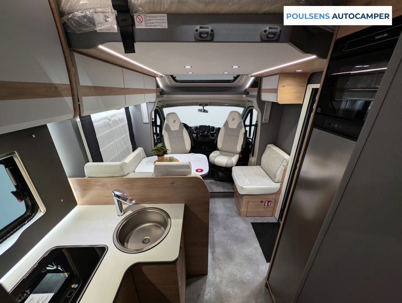 Cuisine du camping-car semi-intégré Dethleffs Just Camp T 7052 2026 avec réfrigérateur 137 L, four intégré et rangements modernes