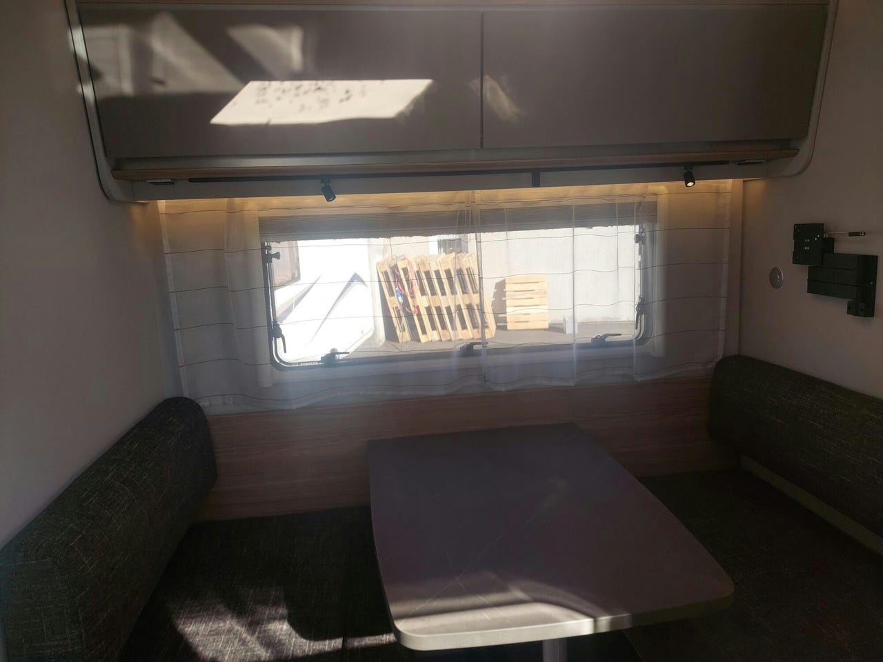 Salon intérieur de la Dethleffs Nomad 490 EST