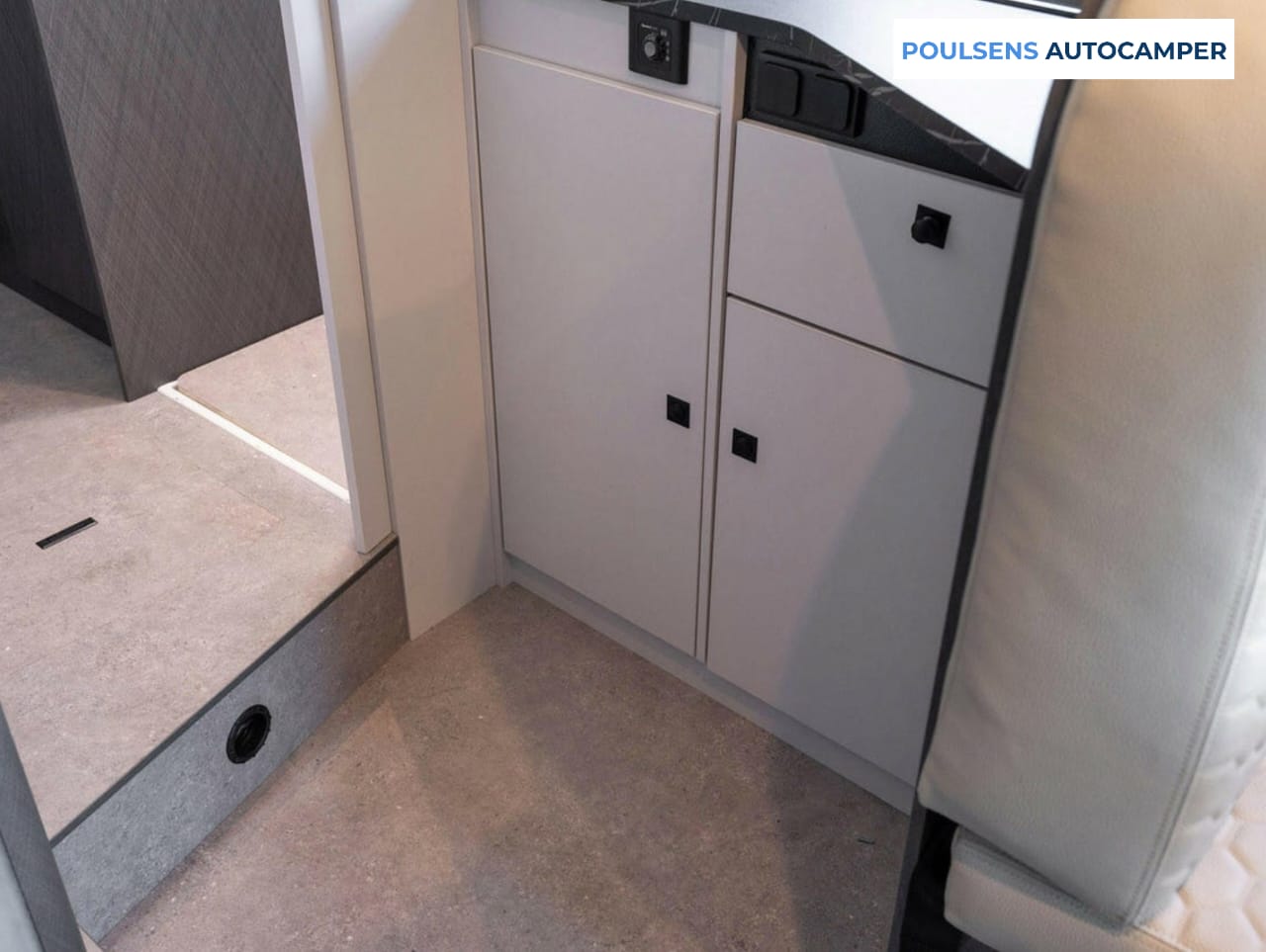 Cuisine du camping‑car Etrusco T 7.4 SB 2026 avec réfrigérateur et rangements