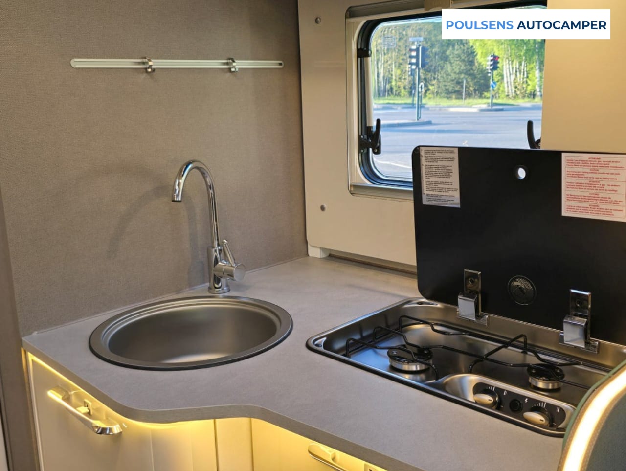 Cuisine du Etrusco T7400 QBC 2024 avec réfrigérateur et rangements
