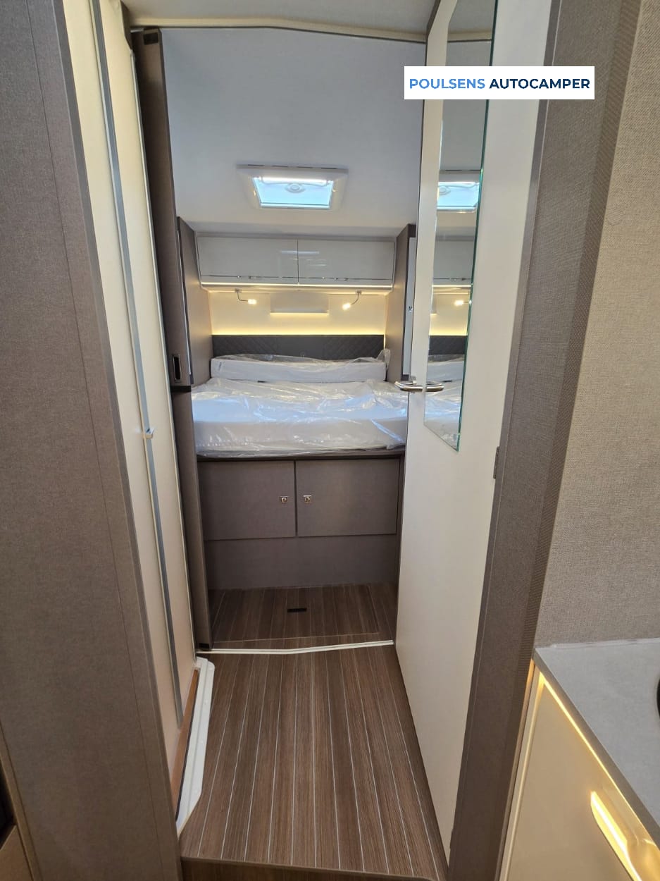 Espace couchage du Etrusco T7400 QBC 2024 avec lit central