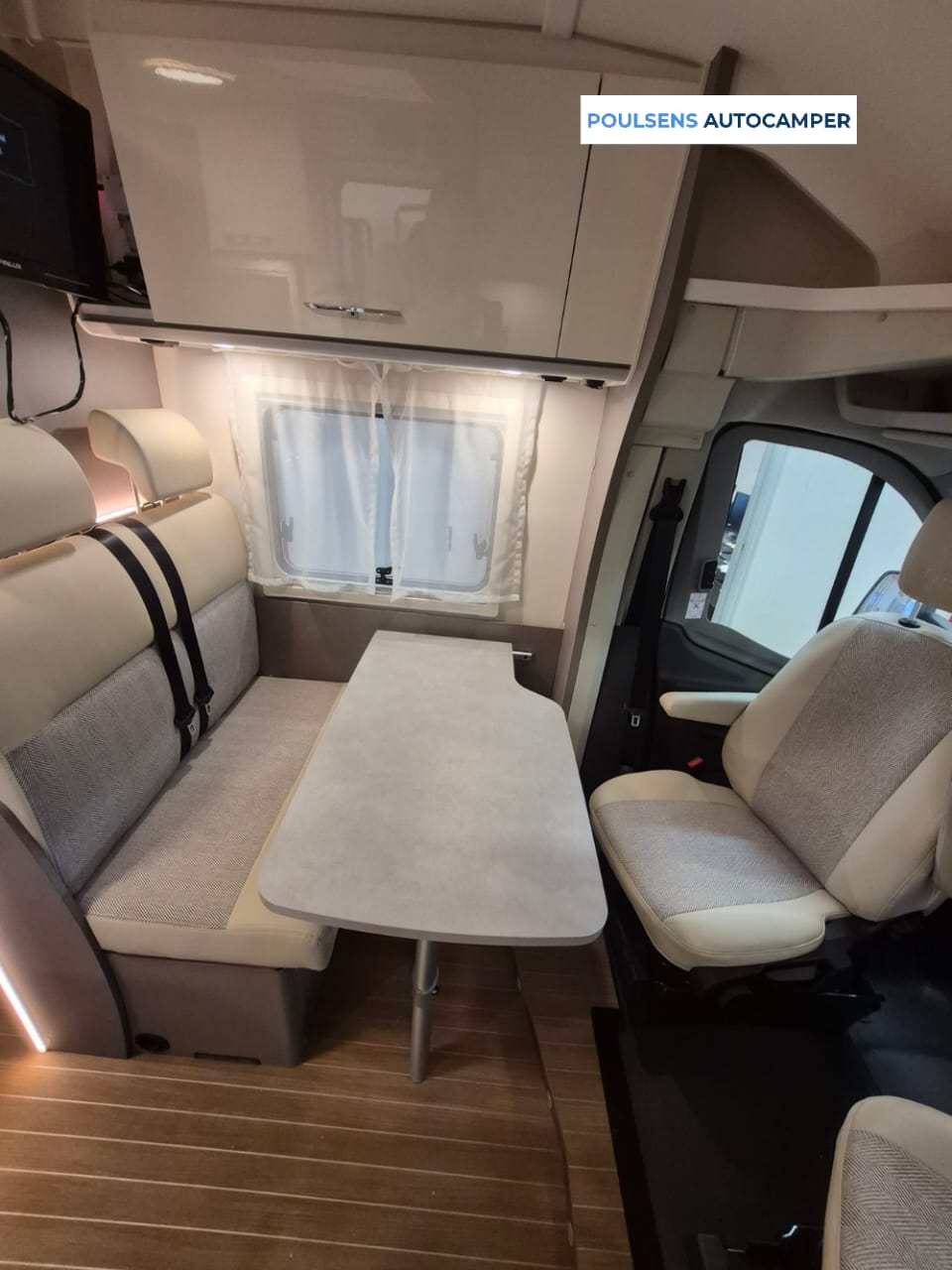 Salon intérieur du camping-car semi-intégré Etrusco V6.6 SF 2023 d’occasion avec banquettes et éclairage LED