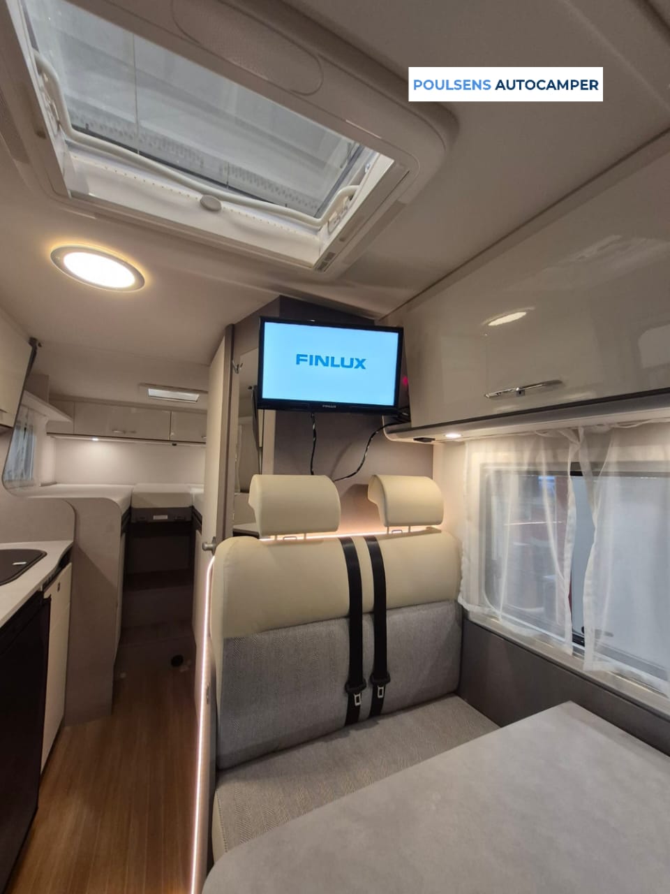 Salon intérieur du camping-car semi-intégré Etrusco V6.6 SF 2023 d’occasion avec banquettes et éclairage LED