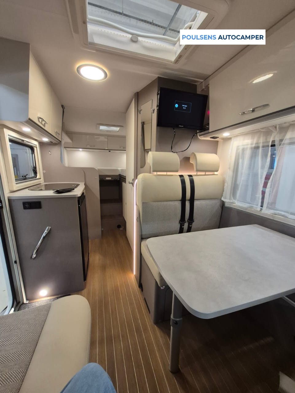 Salon intérieur du camping-car semi-intégré Etrusco V6.6 SF 2023 d’occasion avec banquettes et éclairage LED