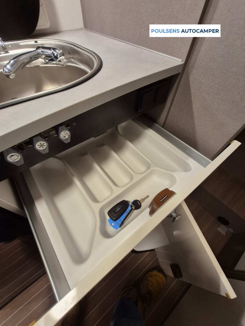 Cuisine du camping-car semi-intégré Etrusco V6.6 SF 2023 d’occasion avec réfrigérateur et rangements