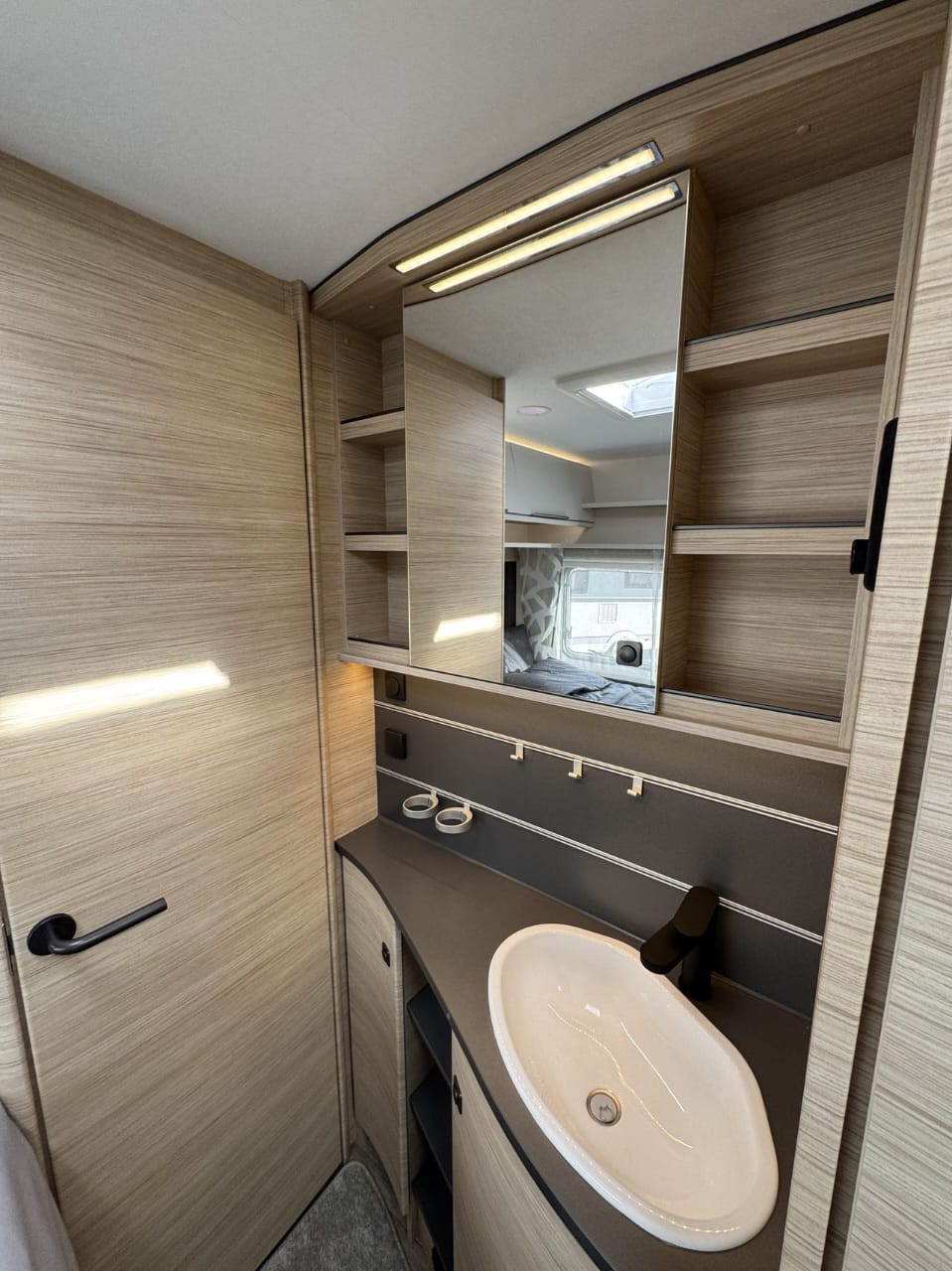 Salle de bain de la Fendt 390 FH APERO ACTIV
