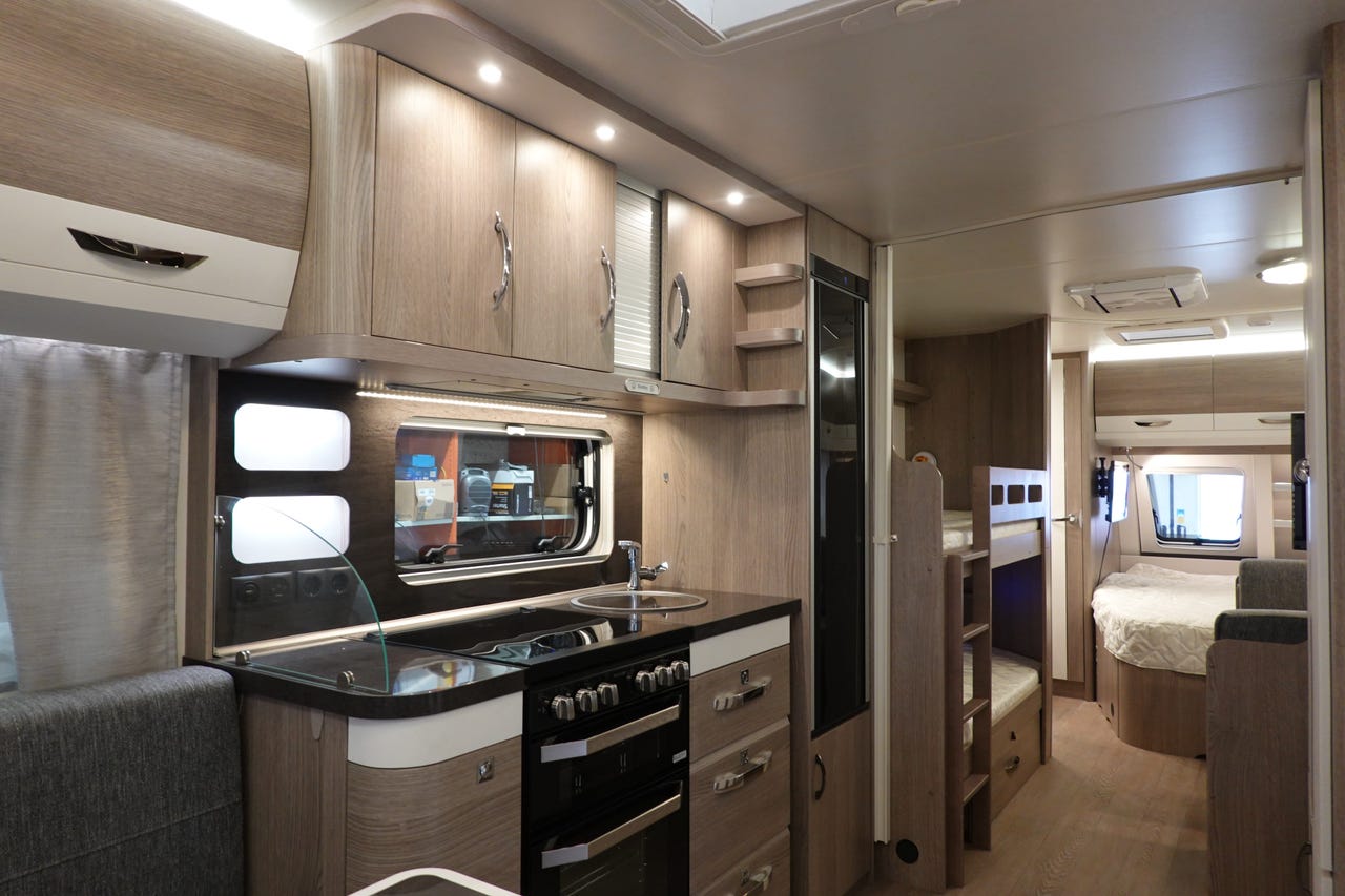 Cuisine de la Hobby 720 UKFe Prestige avec four et congélateur