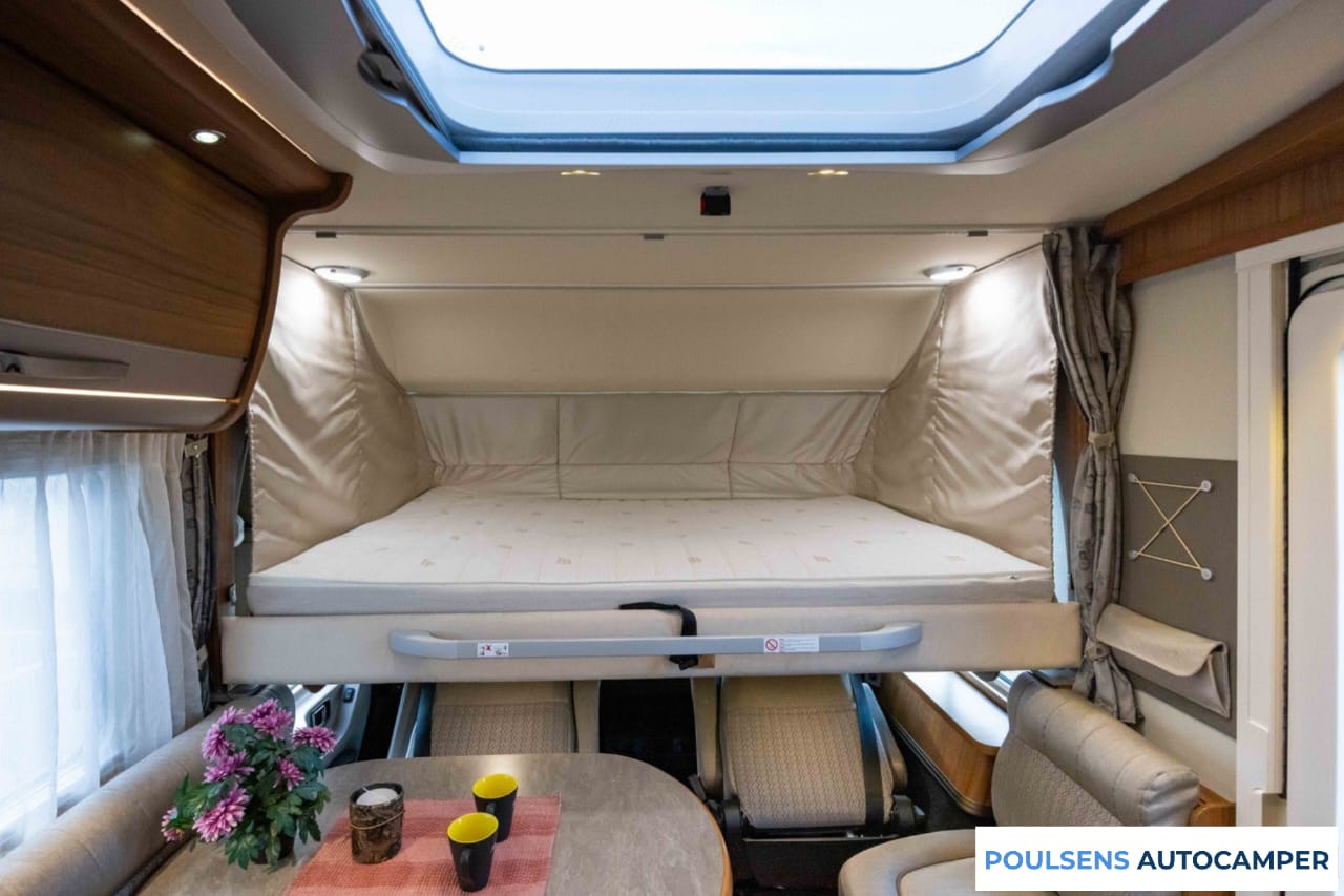 Vue intérieure du camping‑car intégral Hymer B 588 PL 2015 d’occasion