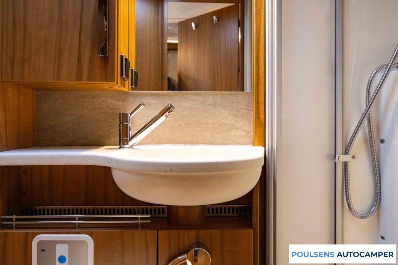 Salle de bain du Hymer B 588 PL 2015 avec douche et toilettes