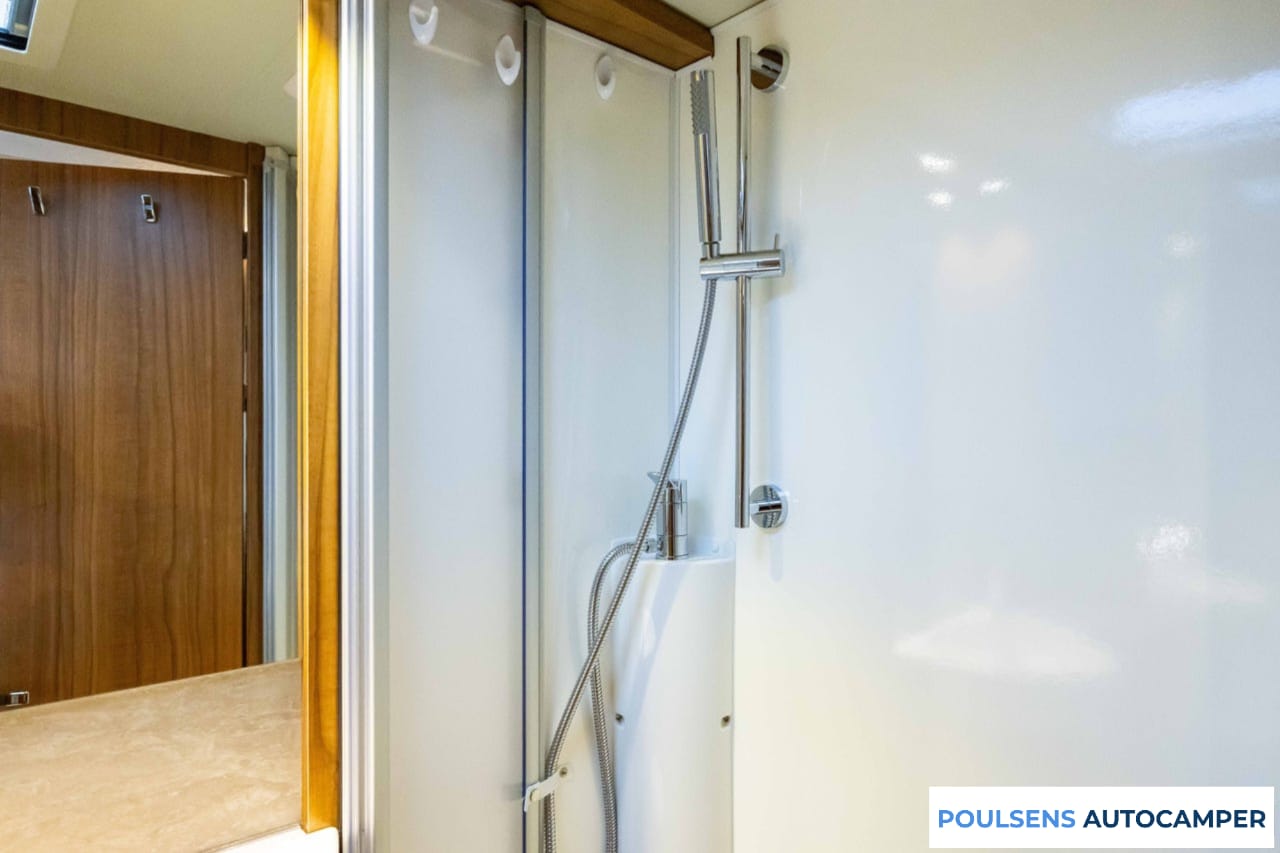 Salle de bain du Hymer B 588 PL 2015 avec douche et toilettes