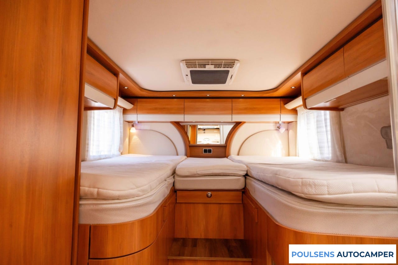 Espace couchage du Hymer B 878 SL 2017 avec lit central