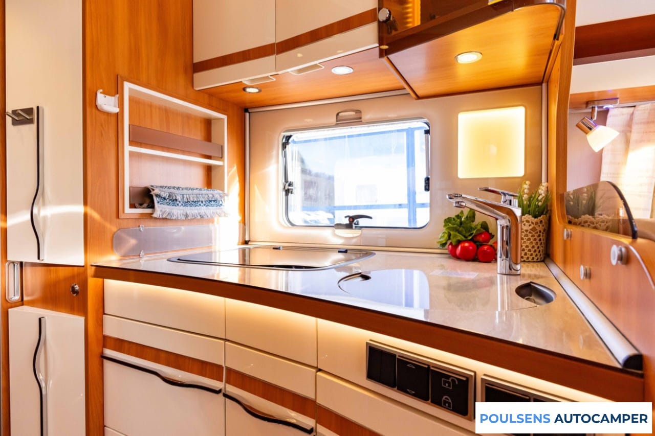 Cuisine du Hymer B 878 SL 2017 avec four et rangements
