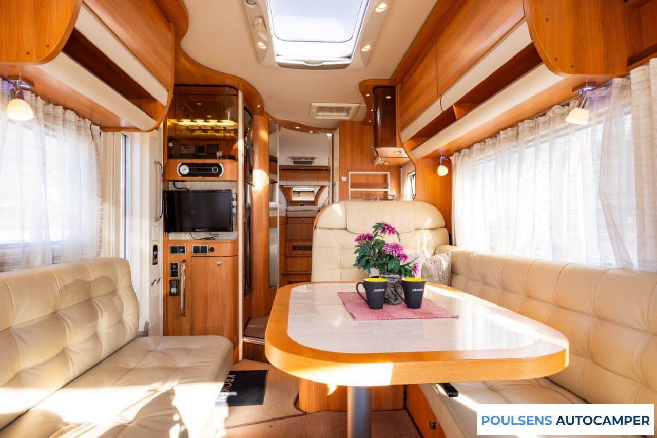Salon intérieur du Hymer B 878 SL 2017 avec lit pavillon
