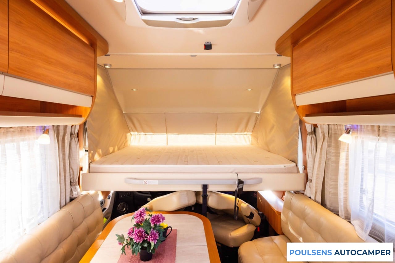 Salon intérieur du Hymer B 878 SL 2017 avec lit pavillon