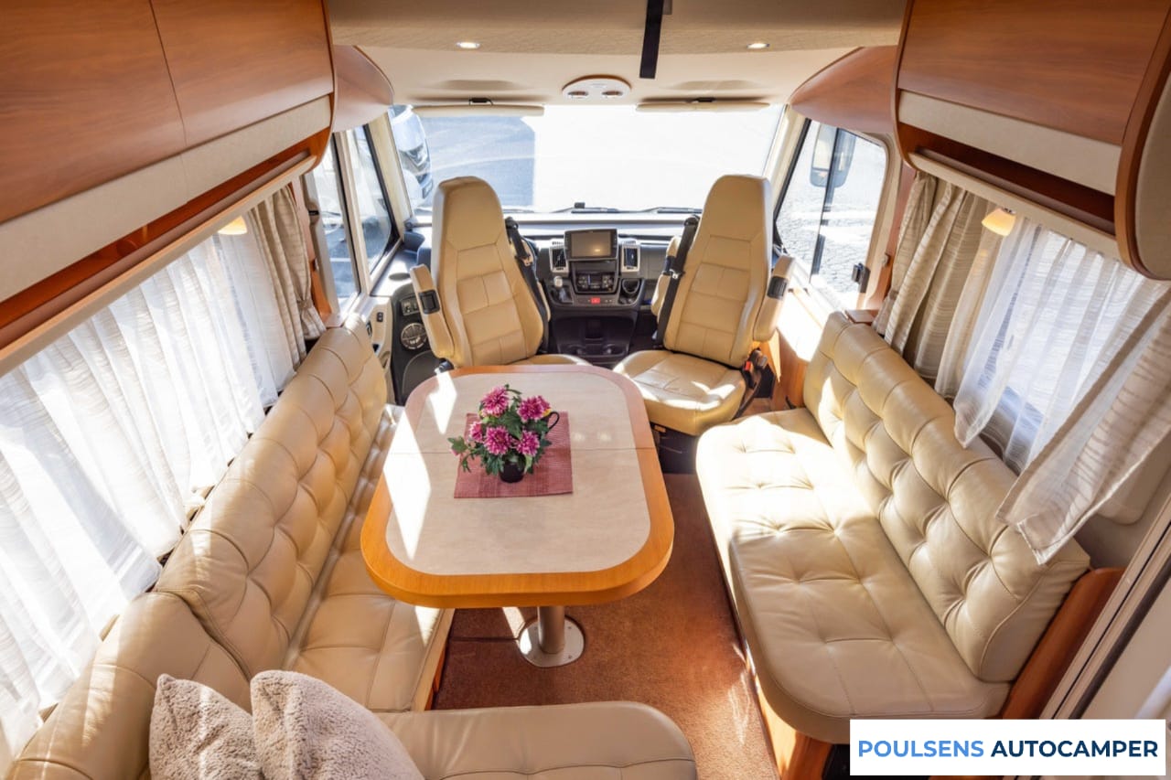 Salon intérieur du Hymer B 878 SL 2017 avec lit pavillon