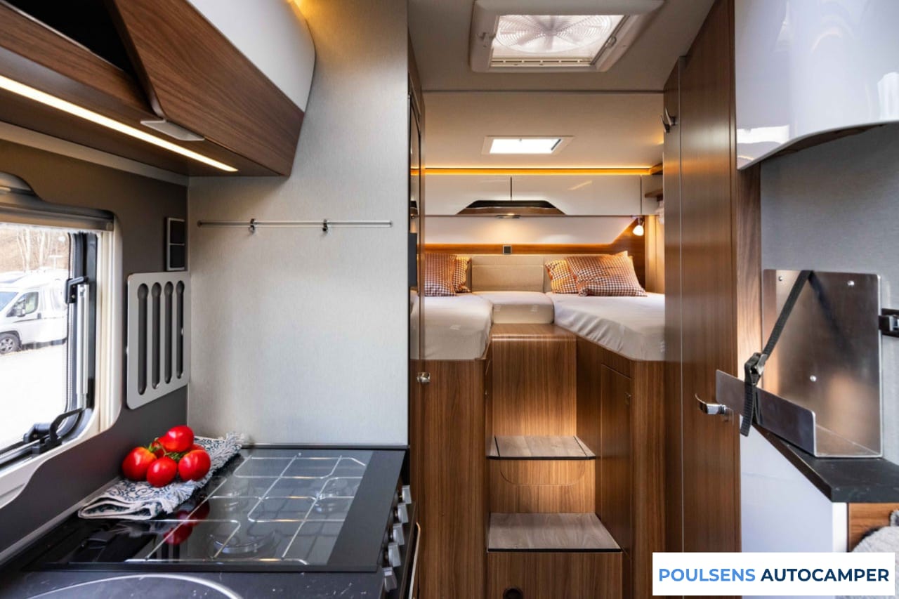 Vue intérieure du camping‑car semi‑intégré Hymer BMC T 580 2022 d’occasion