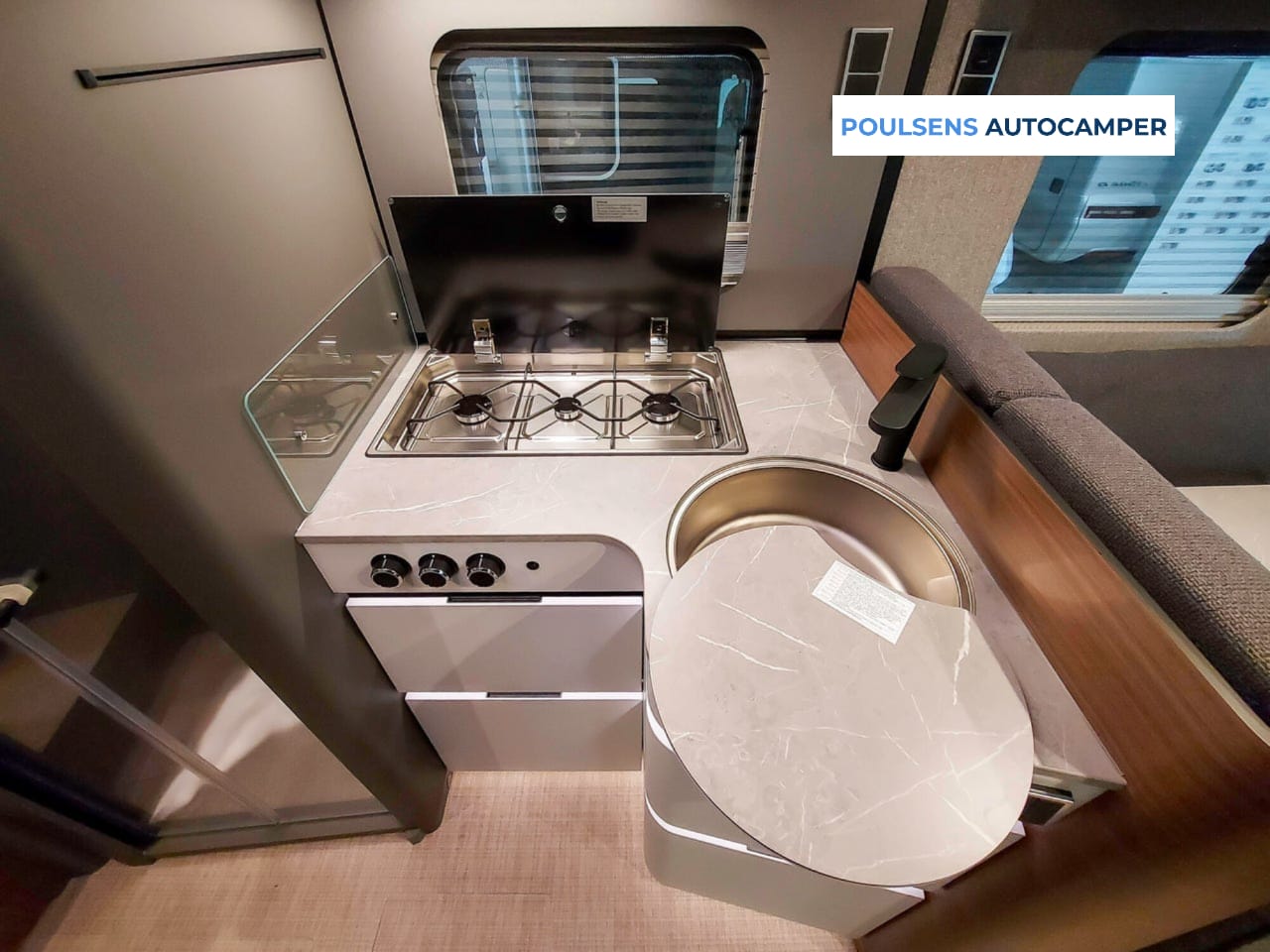 Cuisine du Hymer B‑MC T 680 2026 avec réfrigérateur