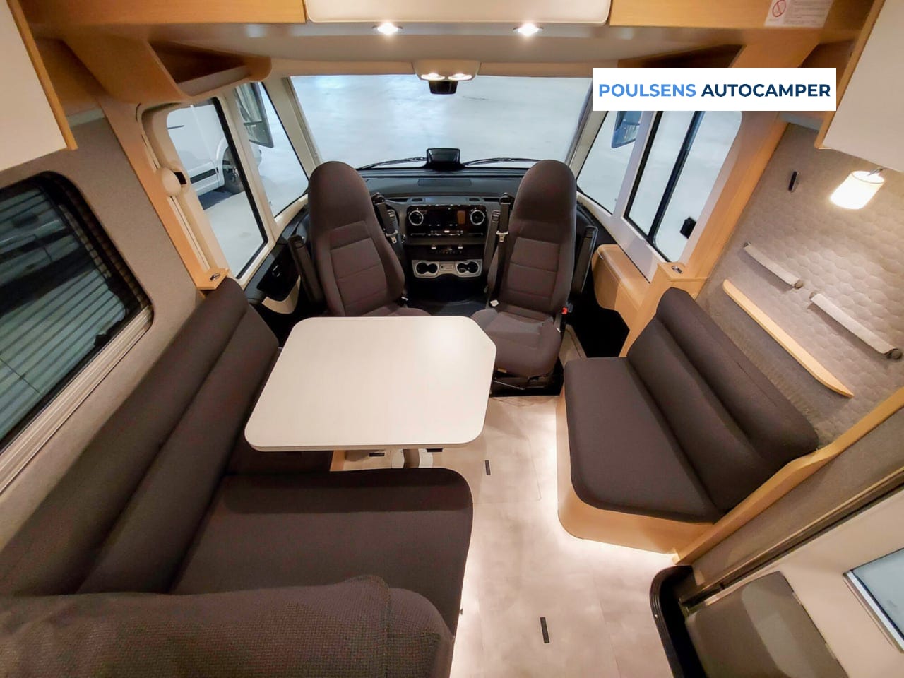 Salon intérieur du Hymer B‑ML I 880 BlackLine 2026