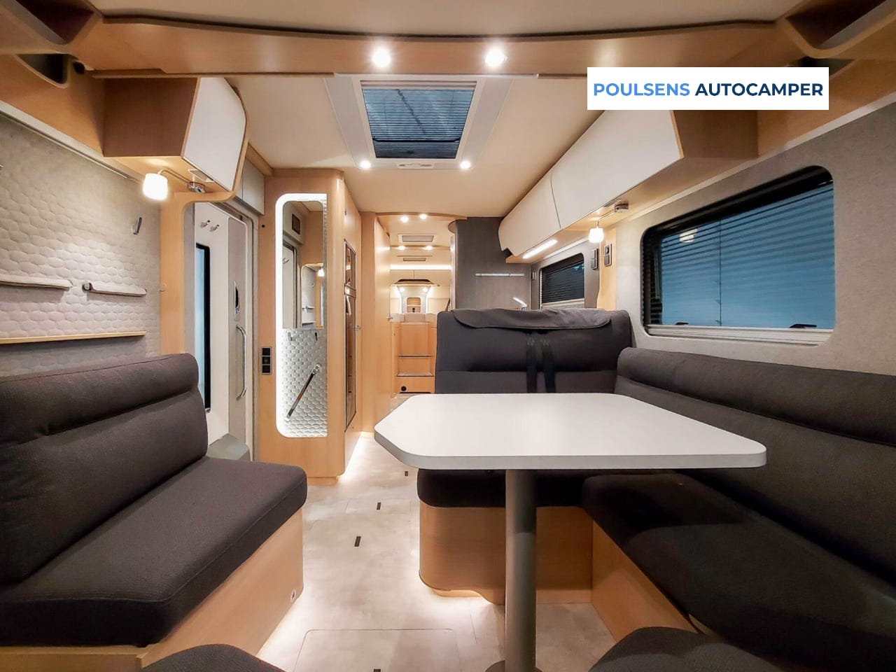 Salon intérieur du Hymer B‑ML I 880 BlackLine 2026