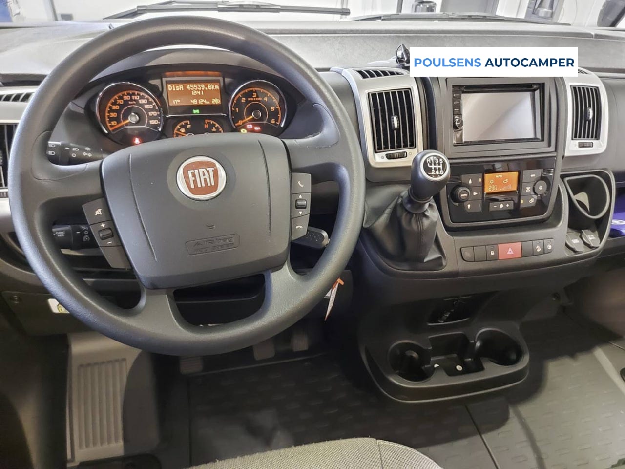 Cabine avant du Hymer Exsis‑i 588 2020 avec tableau de bord Fiat