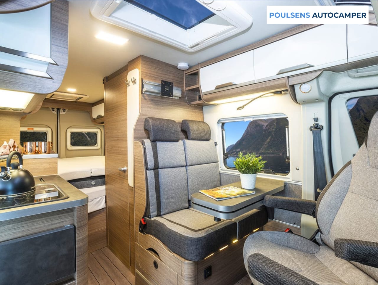 Salon intérieur du camping-car urbain Knaus BOXLIFE 600 ME 2023 d’occasion avec banquettes et éclairage LED
